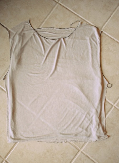Simple And Comfy DIY Butterfly Twist Tee For Summer - Styleoholic
