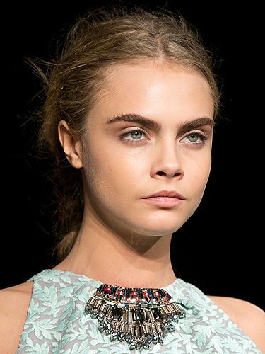 Cara Delevingne to blame for fall in tweezer sales? :: Her bushy