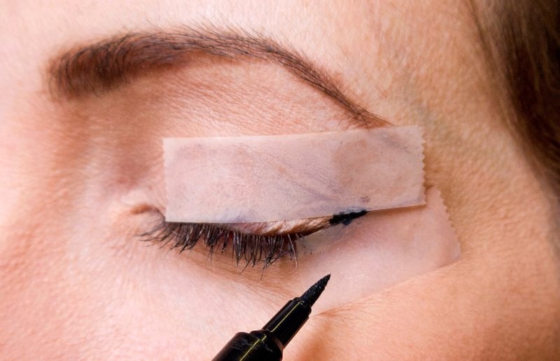 Picture Of how to make the perfect cat eye makeup with a scotch tape 3
