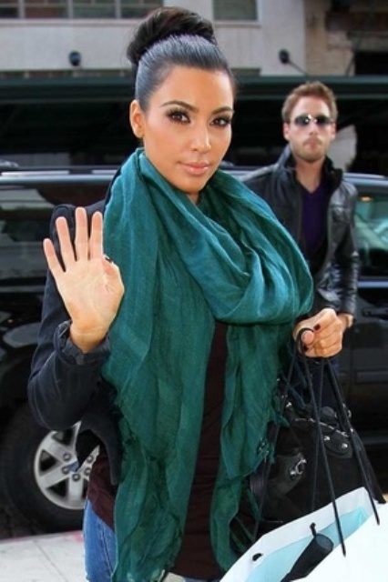 Picture Of celebrities fall looks with a scarf 18