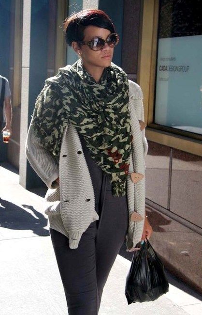 Picture Of celebrities fall looks with a scarf 10
