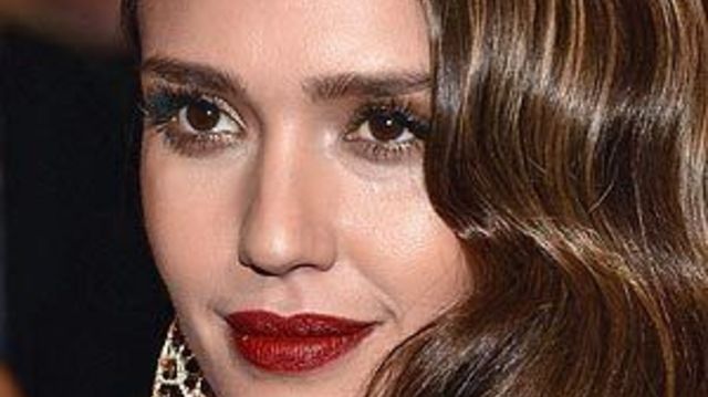 7 Celebrity-inspired makeup ideas to steal for the holidays! (PHOTOS
