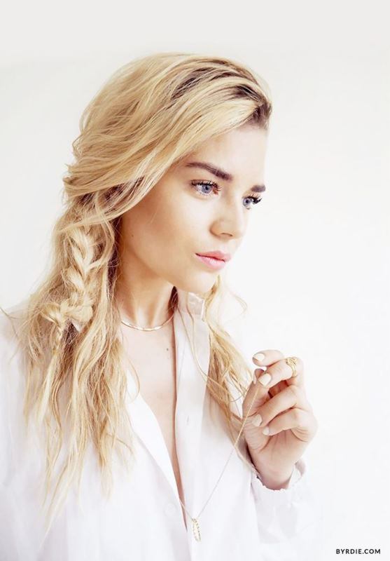 Picture Of effortlessly chic vacation hairstyles to recreate 12