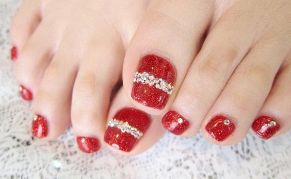 30 Best and Easy Christmas Toe Nail Designs - Christmas Celebration