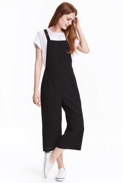 Pinafore culottes: 3/4-length pinafore culottes in an airy weave