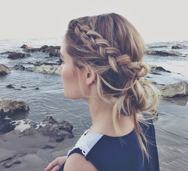 10 Easy Hairstyles for the Beach - The Everygirl