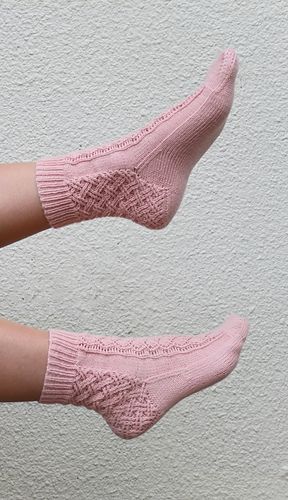 Double Lattice Socks pattern by Grace Quade | knitting patterns