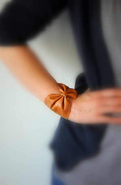Oh the lovely things: DIY Leather Bow Bracelet