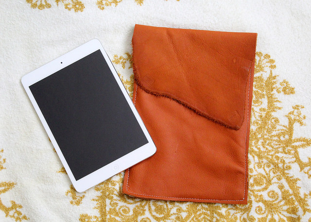 Picture Of stylish diy leather ipad case with lining 1