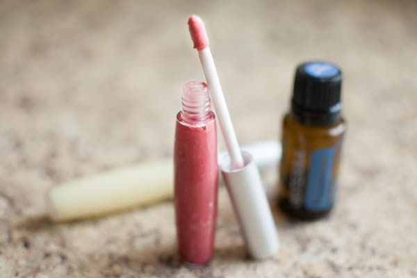 Pucker Up! 15 Natural Ways To Make Lip Gloss | Hello Glow
