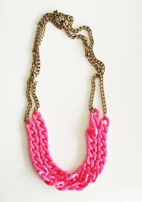 pink chain necklace. Wow I didnt know a chain necklace could look so
