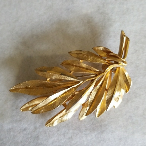 BSK Jewelry | Vintage Costume Gold Leaf Pin | Poshmark
