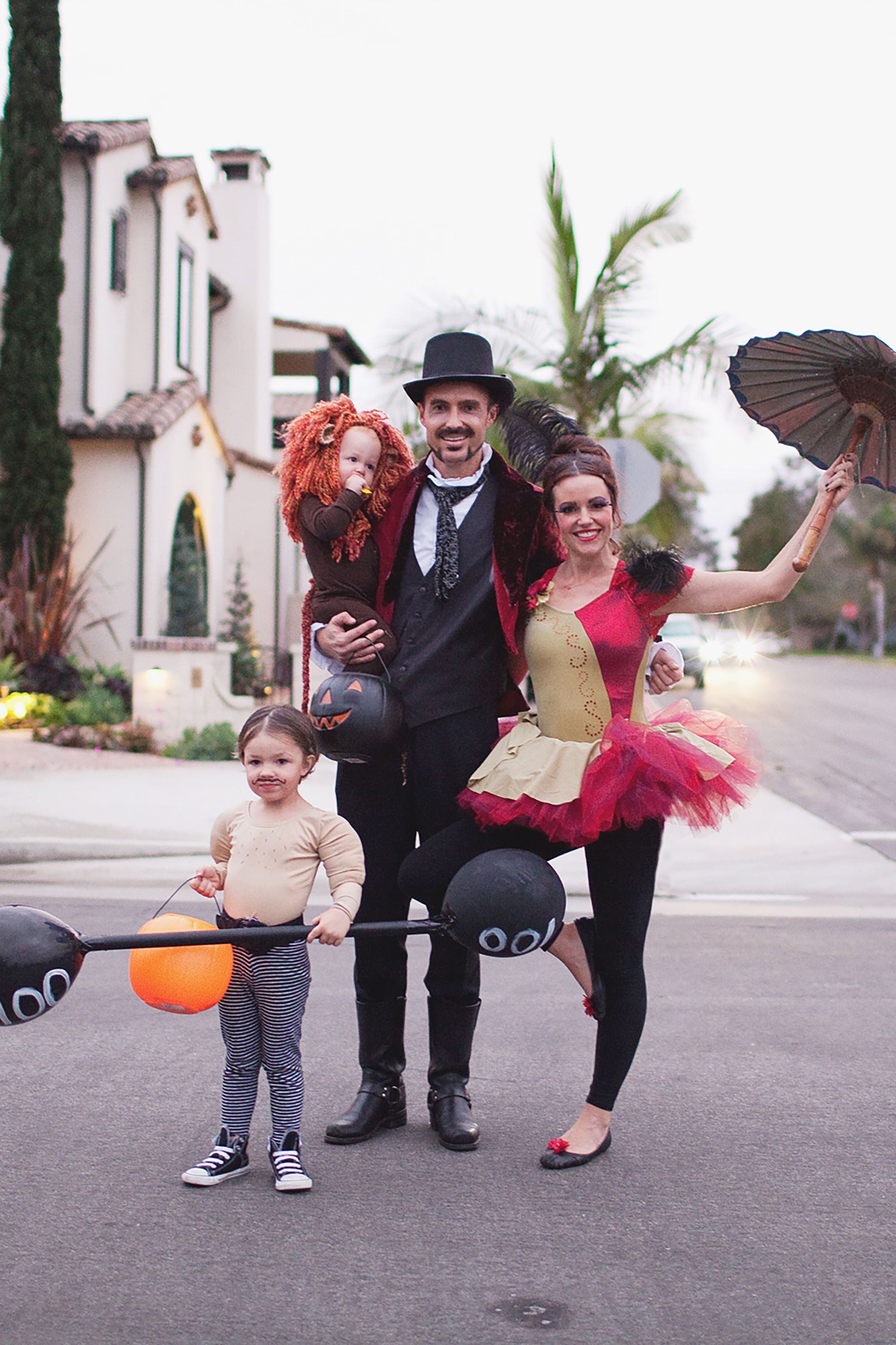 40 Best Family Halloween Costumes 2018 - Cute Ideas for Themed
