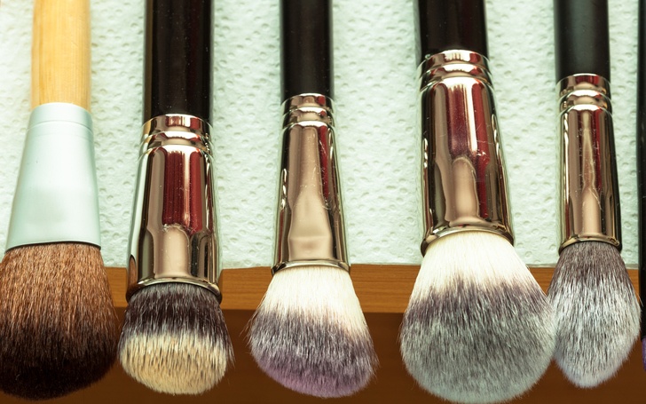 7 Best Ways To Clean Makeup Brushes Without Chemicals