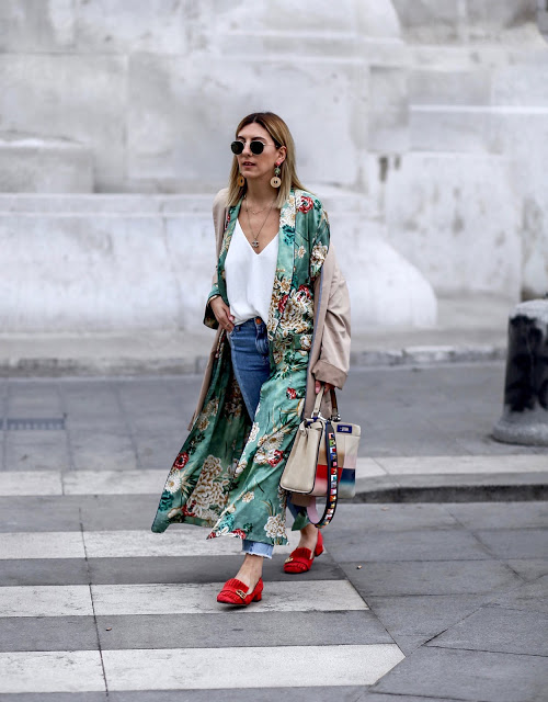 Ageless outfit: a kimono and jeans - Cheryl Shops