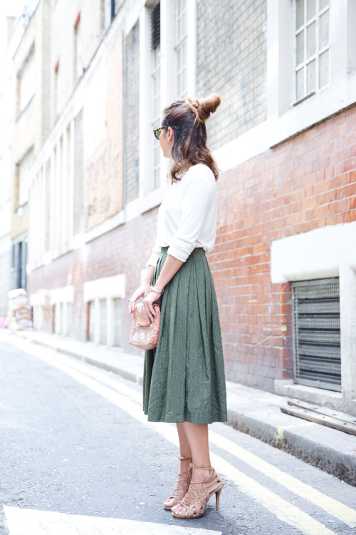 17 Street Style Ways to Wear Midi Skirt This Fall - Style Motivation