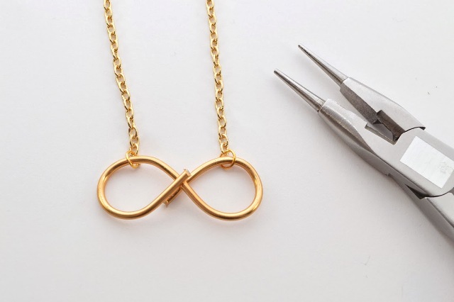 Picture Of Minimalistic DIY Infinity Wire Necklace 9