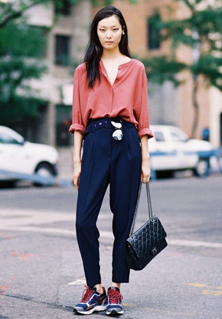 22 Elegant Navy Blue Trousers Outfits For Ladies - Styleoholic