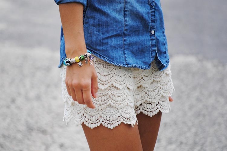 21 Outfit Ideas On How To Wear Lace Shorts