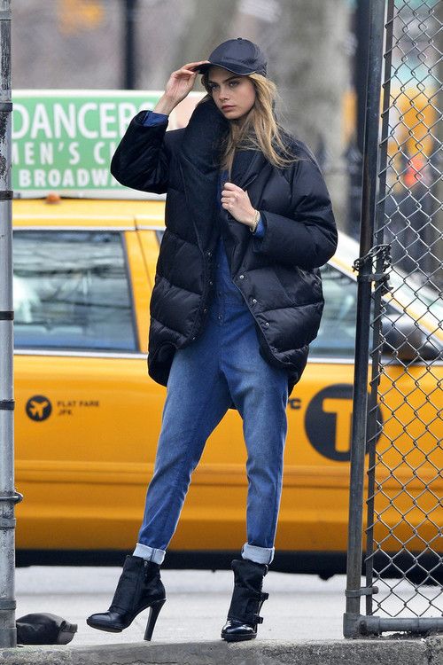 Cara wearing a puffer jacket in NYC // Street style | Smurf Park in