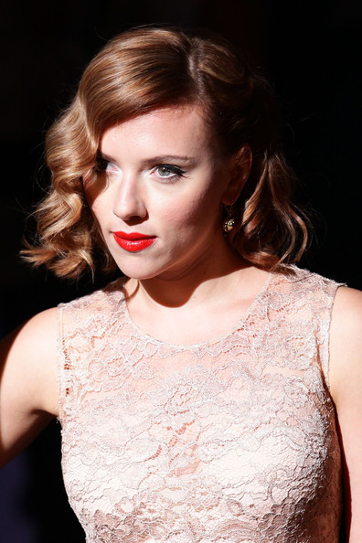 Scarlett Johansson's Retro Wavy Hairstyle at the Dolce & Gabanna