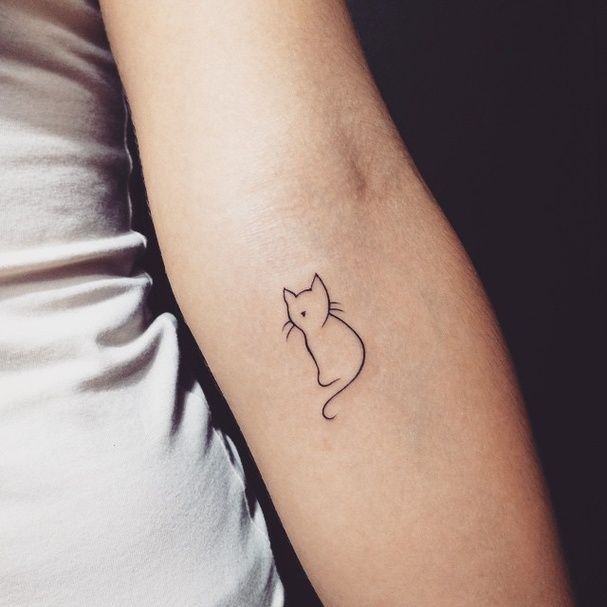 Une silhouette féline dans le creux du bras | tattoo | Pinterest