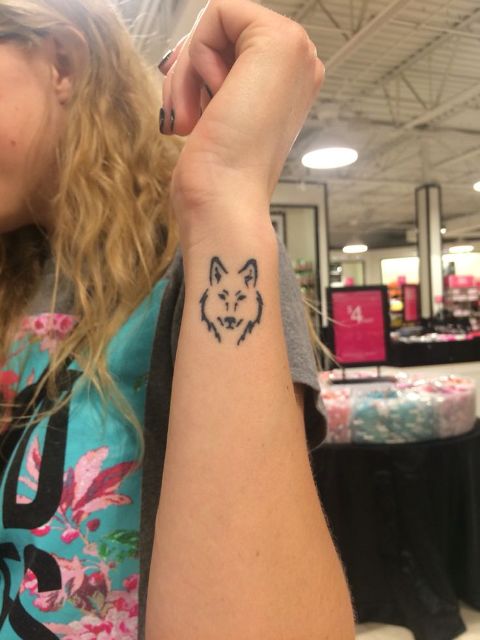 22 Small Wolf Women Tattoo Ideas - Styleoholic