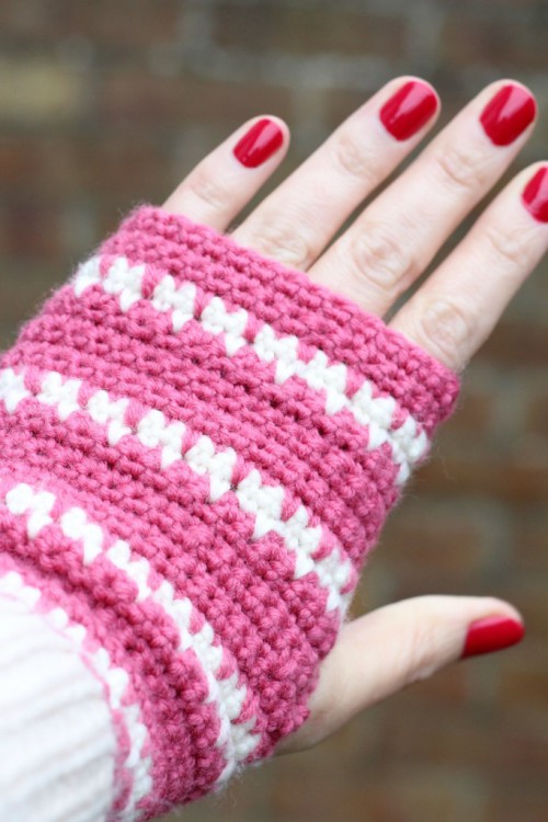 DIY Spike Stitch Crochet Hand Warmers - Styleoholic