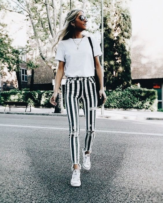 Cute black and white striped pants with white tee. | Fashionista in