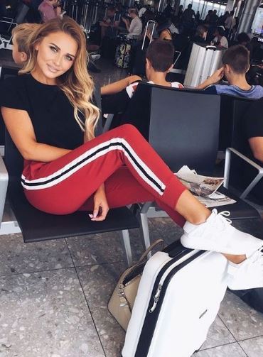 15 Cute Airport Outfits That Are Comfy And Chic