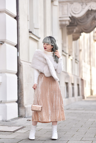 Esra E. - H&M Midi Velvet Skirt, Zara Off White Fake Fur Stola