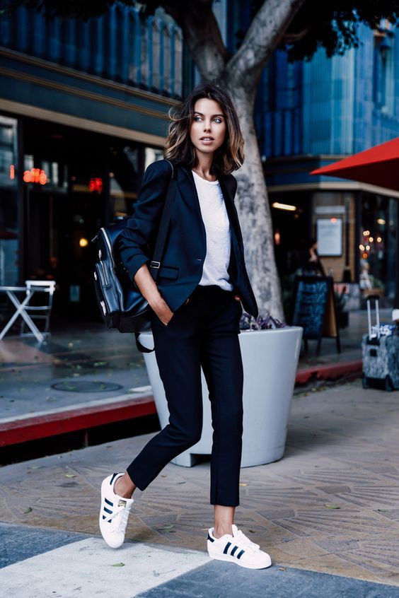 How to wear sneakers to work? Savoir Flair shares easy tips and fail